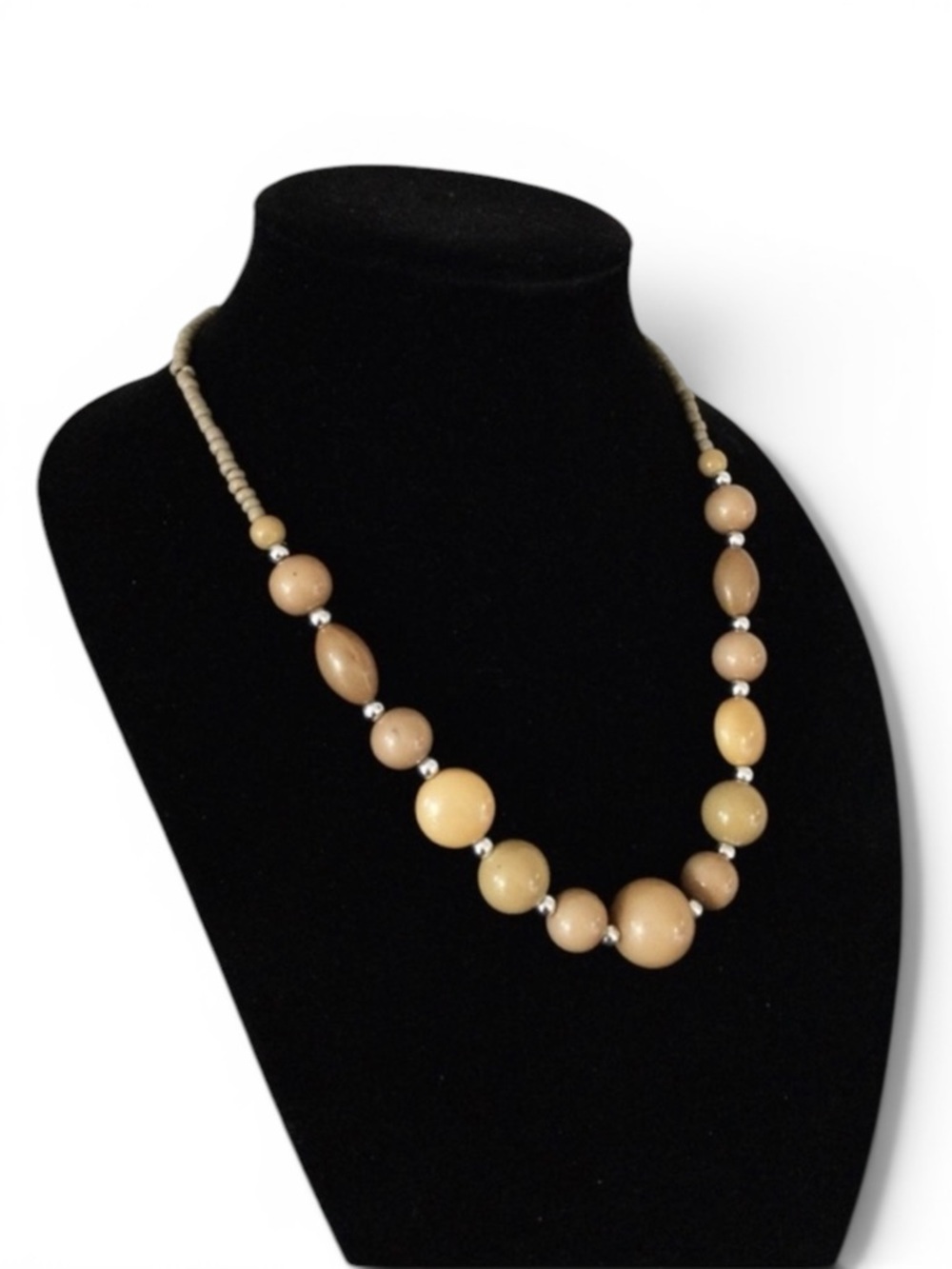 Vintage 1970s Graduated Beige/Tan Lucite Beaded Necklace w/ Silver Spacers - Picture 5 of 12